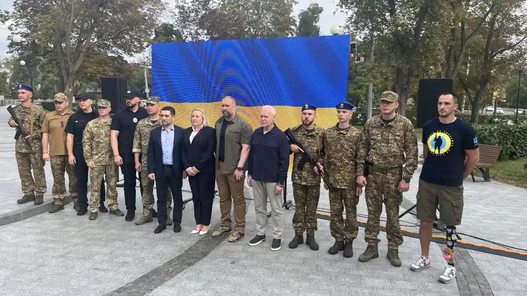 У Харкові на День прапора стяг підняли нацгвардієць і ветеран війни