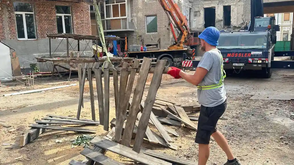 У Харкові почали відбудову зруйнованої п’ятиповерхівки на вулиці Свободи