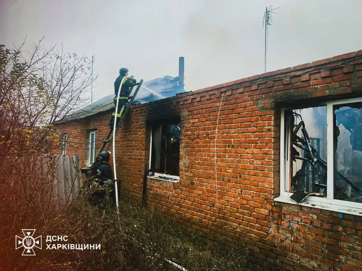На Харківщині дрони рф атакували житлові будинки: рятувальники ліквідували масштабну пожежу
