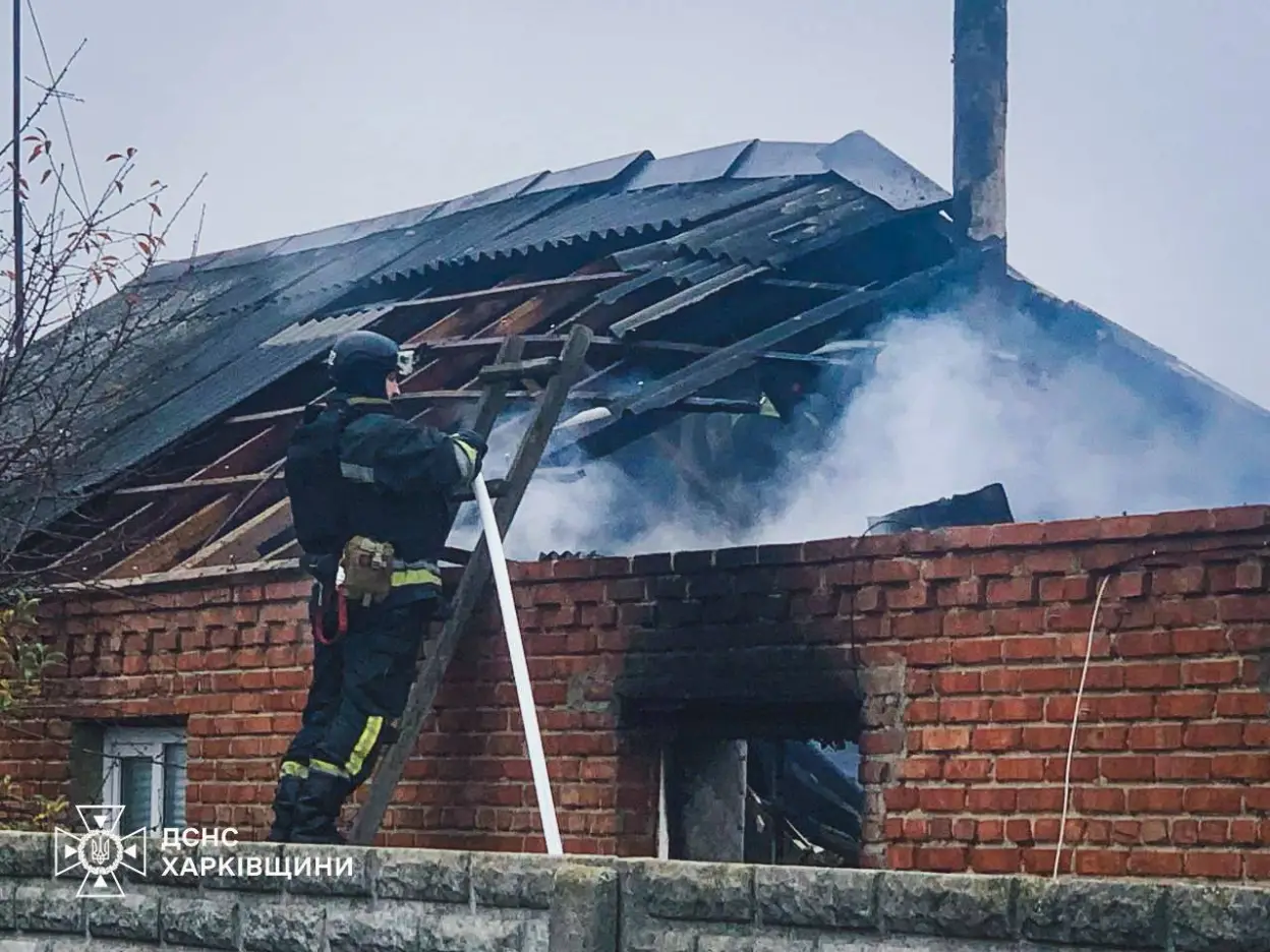 На Харківщині дрони рф атакували житлові будинки: рятувальники ліквідували масштабну пожежу