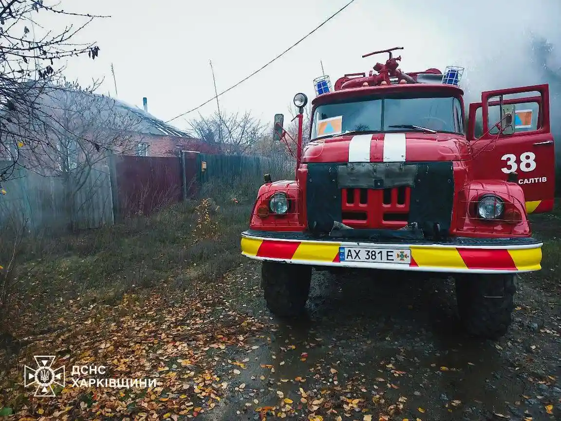На Харківщині дрони рф атакували житлові будинки: рятувальники ліквідували масштабну пожежу