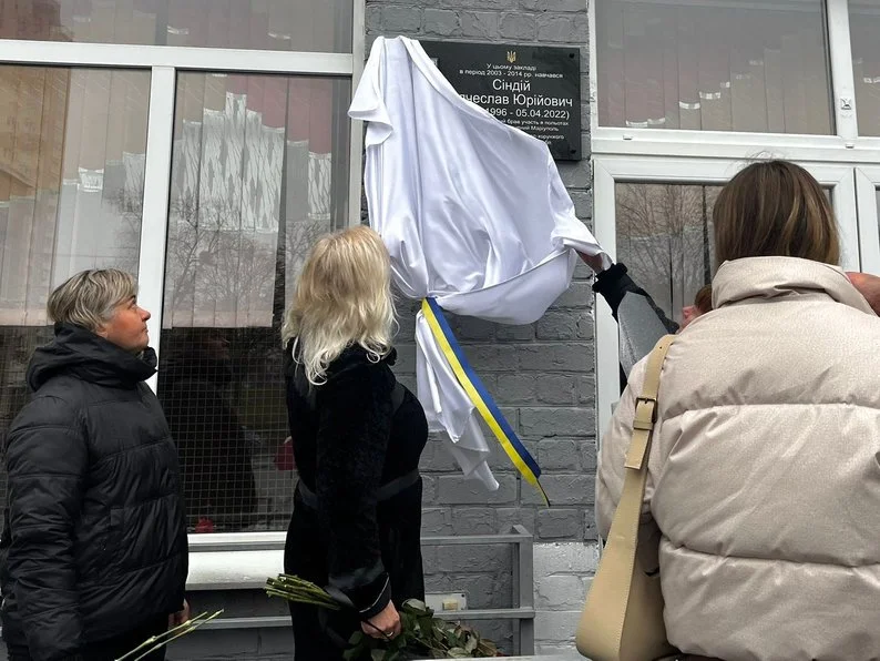 У Харкові відкрили меморіальну дошку Вячеславу Сіндію — Герою України, який доставляв допомогу до Маріуполя