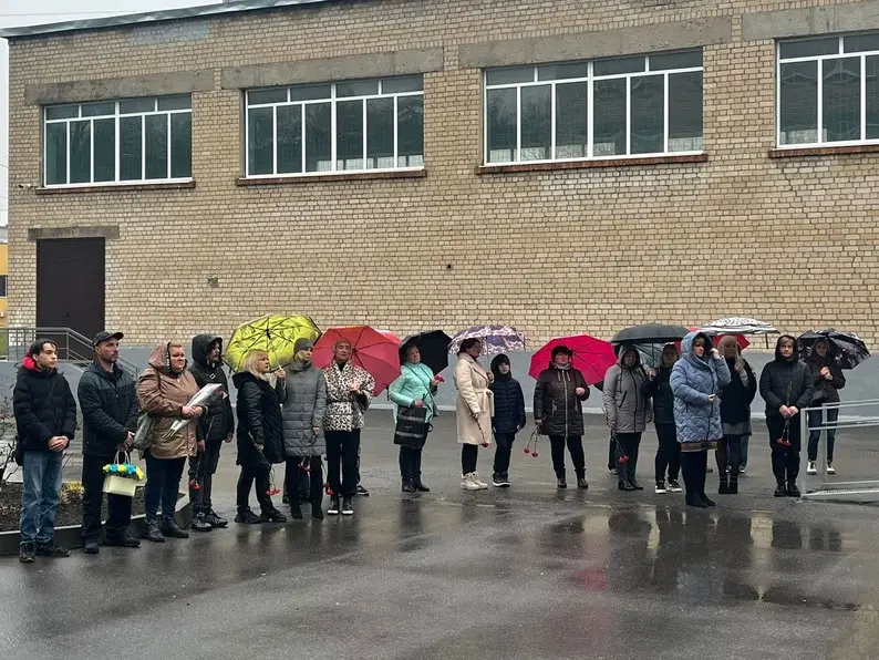 У Харкові відкрили меморіальну дошку Вячеславу Сіндію — Герою України, який доставляв допомогу до Маріуполя