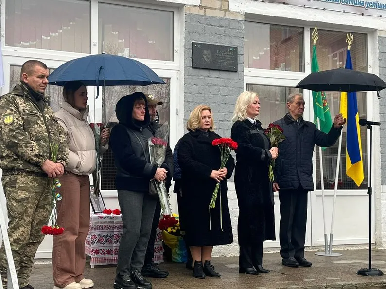 У Харкові відкрили меморіальну дошку Вячеславу Сіндію — Герою України, який доставляв допомогу до Маріуполя