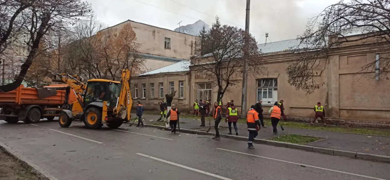 Харків: комунальники ліквідовують наслідки ранкового обстрілу міста