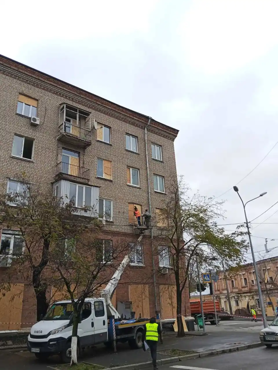 Харків: комунальники ліквідовують наслідки ранкового обстрілу міста