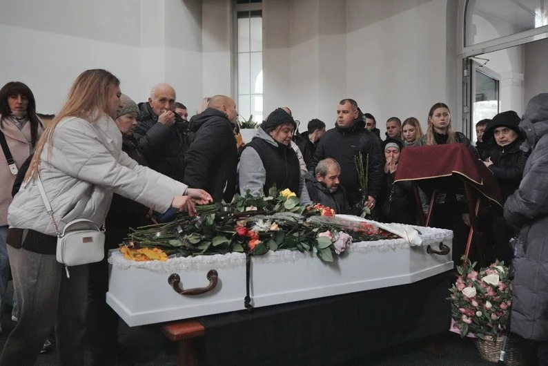 У Берестині попрощалися з юною спортсменкою Кариною Бахур, яка загинула під час ракетного удару
