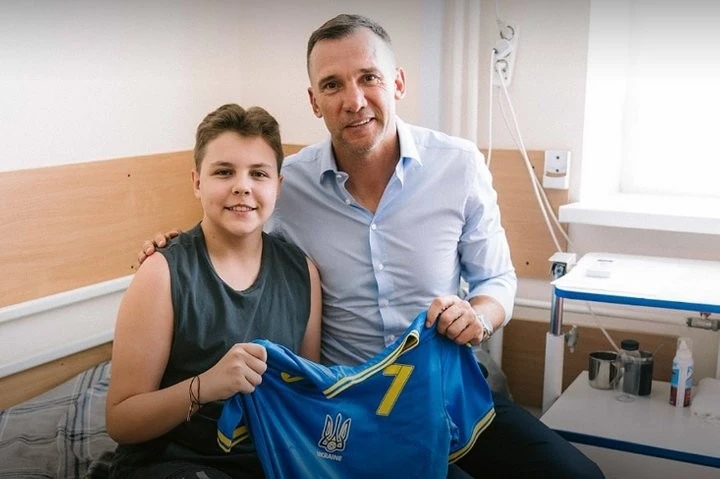 Хлопці, які пережили ракетний удар по харківському спортмайданчику, вперше разом підтримають збірну України