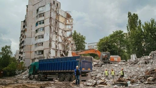 Харків відновлюється: ПРООН допомагає місту прибрати зруйновані багатоповерхівки