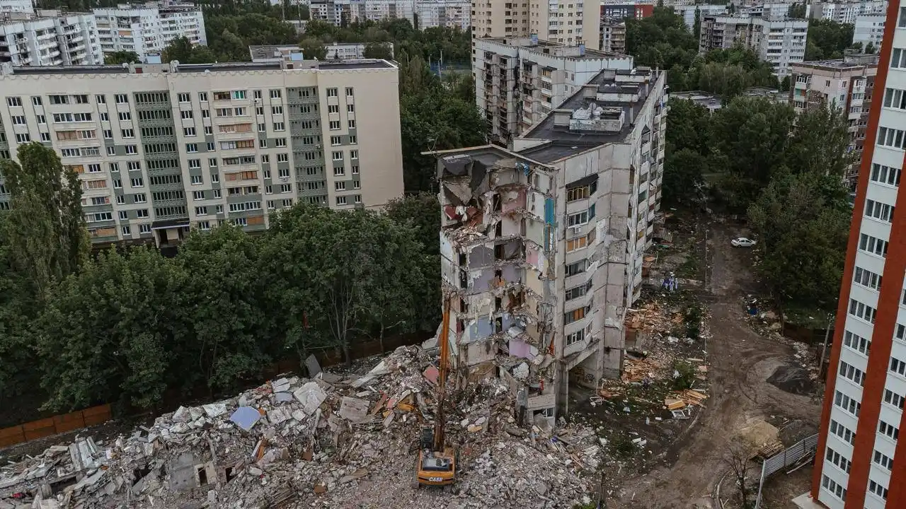 Харків відновлюється: ПРООН допомагає місту прибрати зруйновані багатоповерхівки