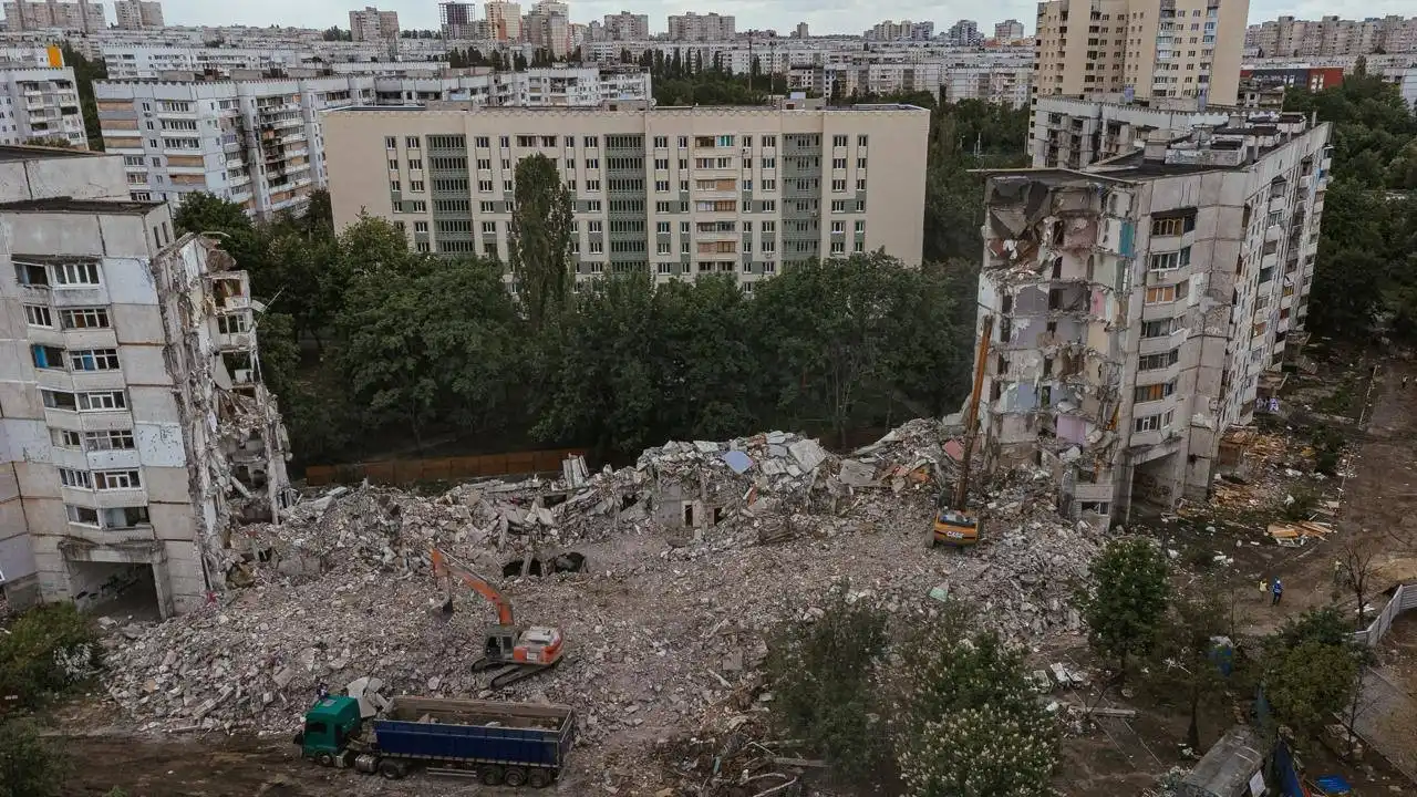 Харків відновлюється: ПРООН допомагає місту прибрати зруйновані багатоповерхівки