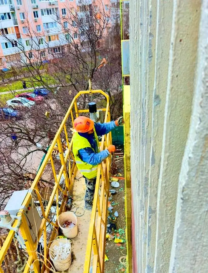 Харків відновлює пошкоджену багатоповерхівку на Соборності України