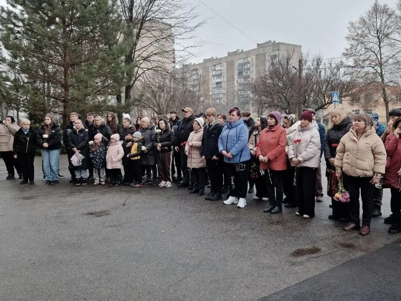 У Харкові вшанували полеглого бійця Kraken Андрія Храмця: на стіні його рідної гімназії з’явилася меморіальна дошка