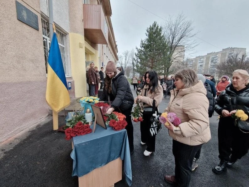 У Харкові вшанували полеглого бійця Kraken Андрія Храмця: на стіні його рідної гімназії з’явилася меморіальна дошка