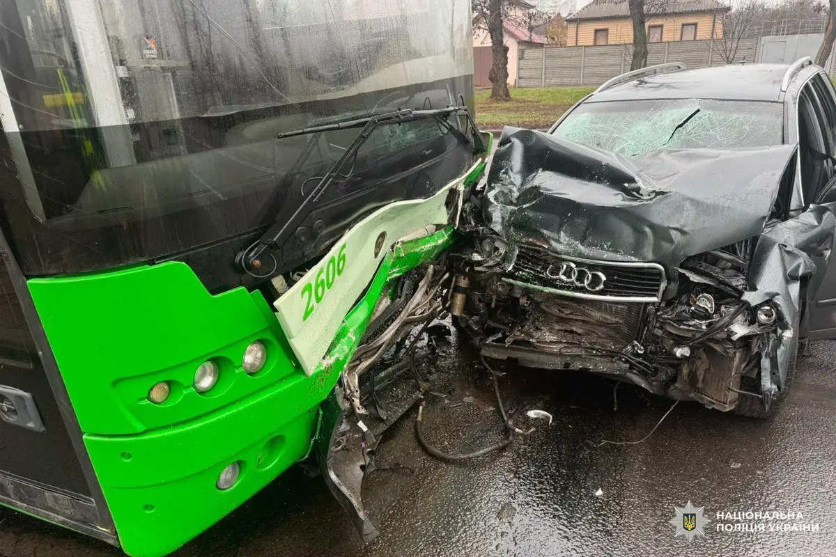 ДТП за участю тролейбуса в Харкові: постраждали троє людей