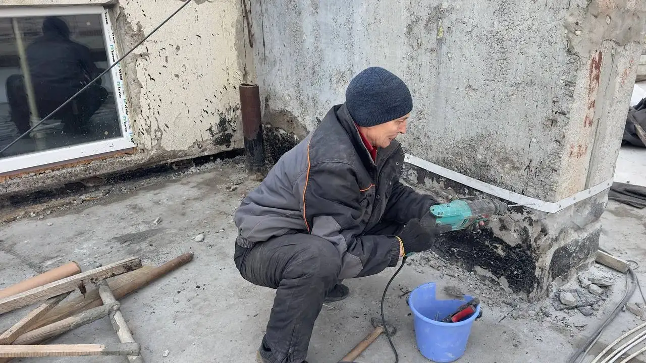 Будинок на Салтівці повертається до життя після обстрілів