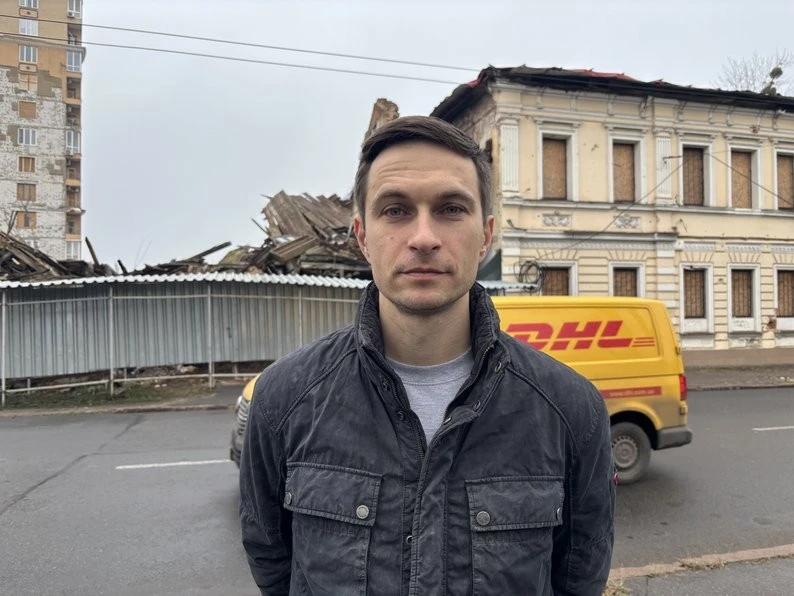 У Харкові з руїн піднімають історію: волонтери збирають 150-річну цеглу після авіаудару