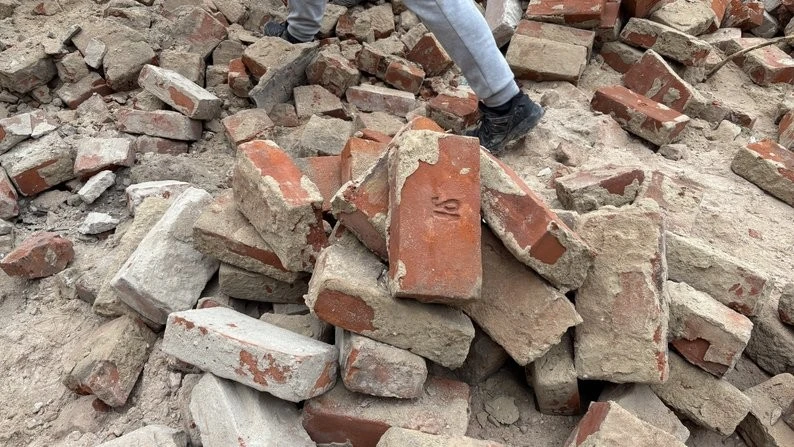 У Харкові з руїн піднімають історію: волонтери збирають 150-річну цеглу після авіаудару