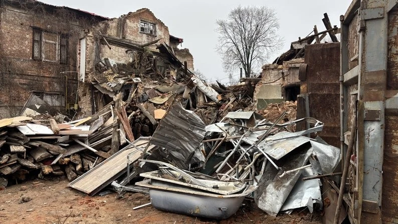 У Харкові з руїн піднімають історію: волонтери збирають 150-річну цеглу після авіаудару
