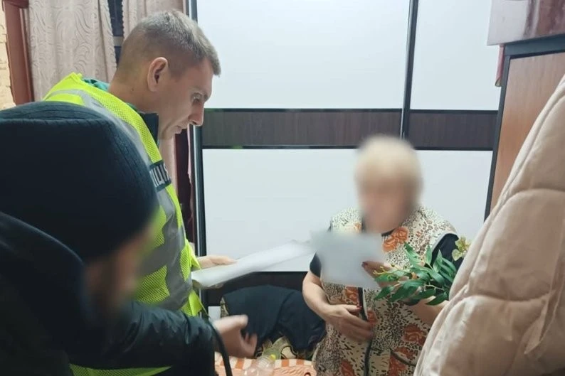 Понад десять кілограмів за парканом: у передмісті Харкова викрили незаконну плантацію конопель