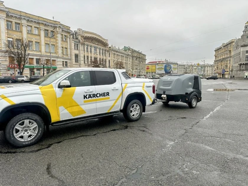 Харків оновлює тротуари: 10 німецьких пилососів і подарунковий трейлер