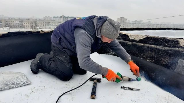 У Харкові триває ремонт будинку, пошкодженого обстрілами