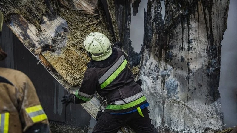Пожежа в Харкові: вогонь охопив підприємство понад три години