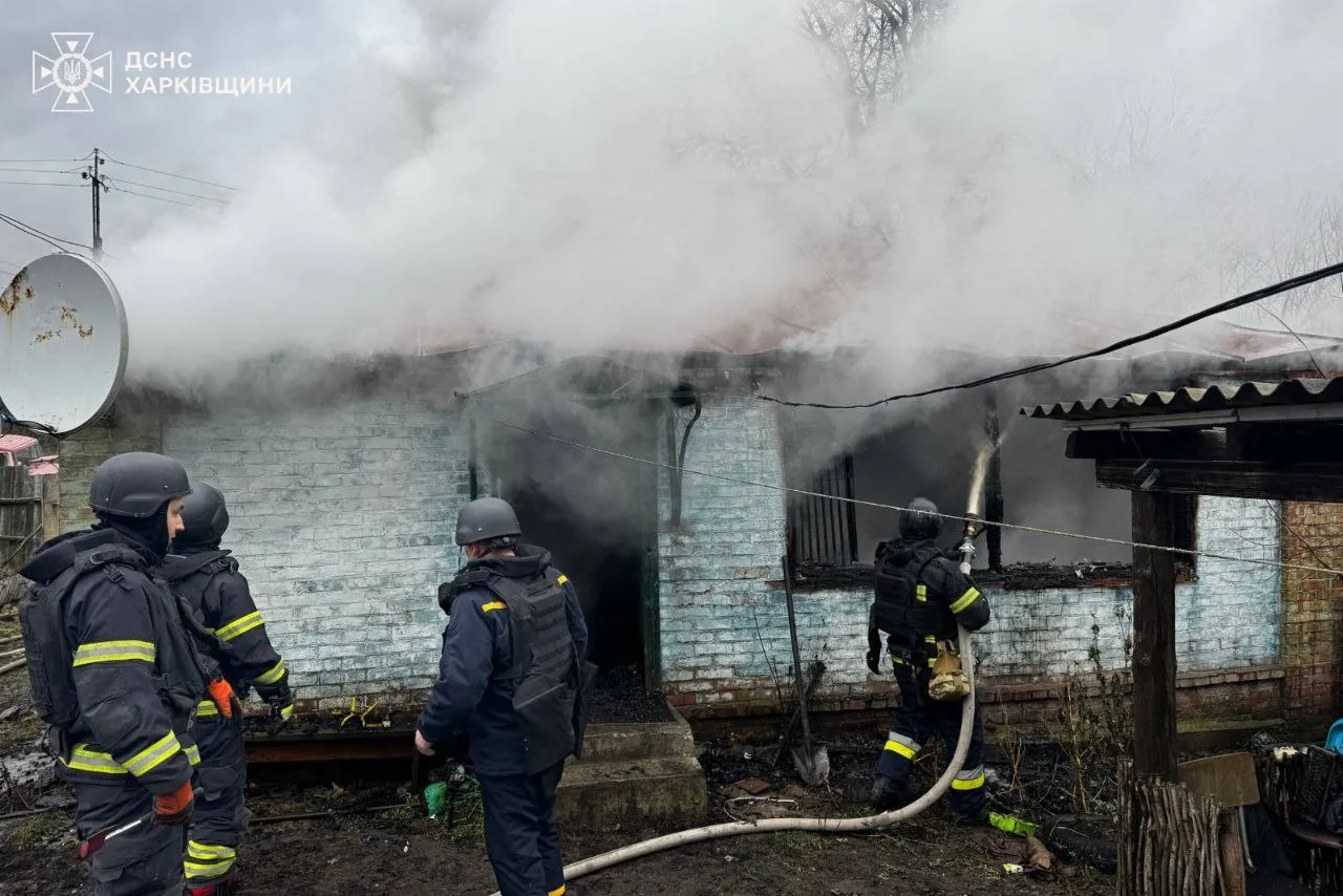 Ранковий удар по громаді: на Харківщині загасили пожежу в оселі після атаки дронів