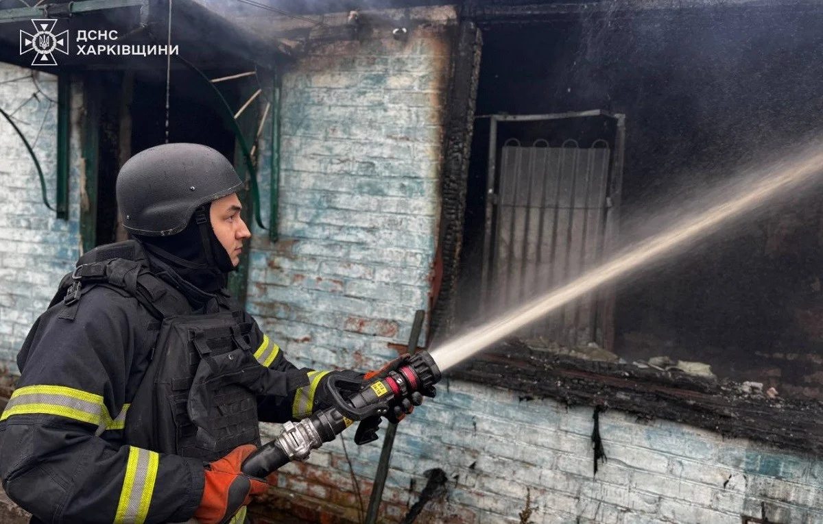 Ранковий удар по громаді: на Харківщині загасили пожежу в оселі після атаки дронів