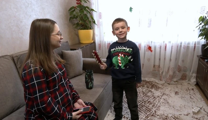 Маленький колядник з великою місією: 6-річний волинянин допомагає ЗСУ