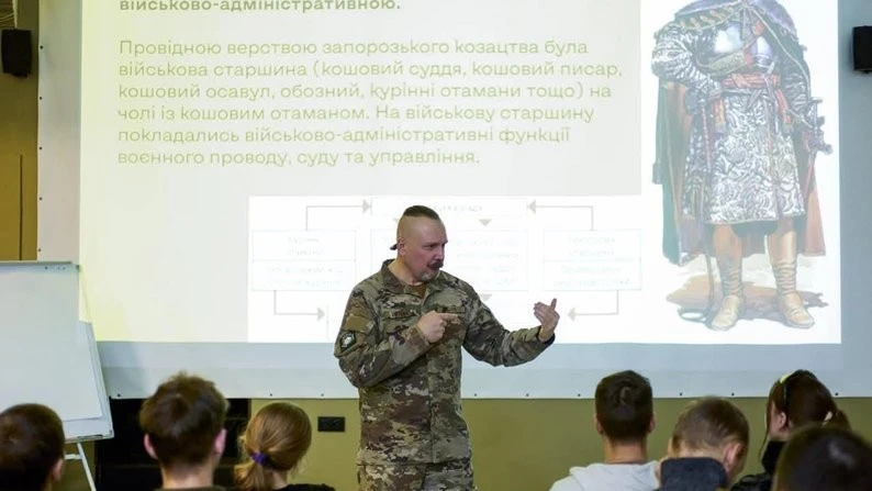 Війна та книжки: як азовець Владислав Дутчак зберігав мораль побратимів у полоні