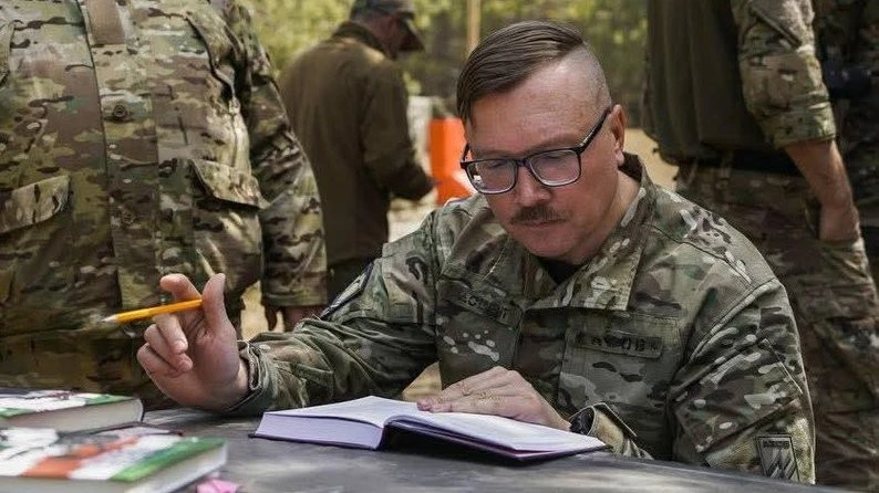 Війна та книжки: як азовець Владислав Дутчак зберігав мораль побратимів у полоні