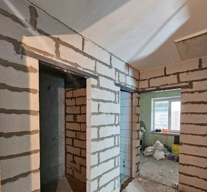 У Харкові триває відновлення пошкодженого ракетами будинку на Великій Панасівській