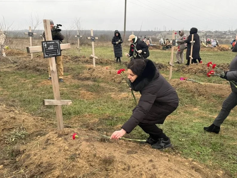 В Ізюмі завершено перепоховання масового поховання: частина імен залишаються невстановленими