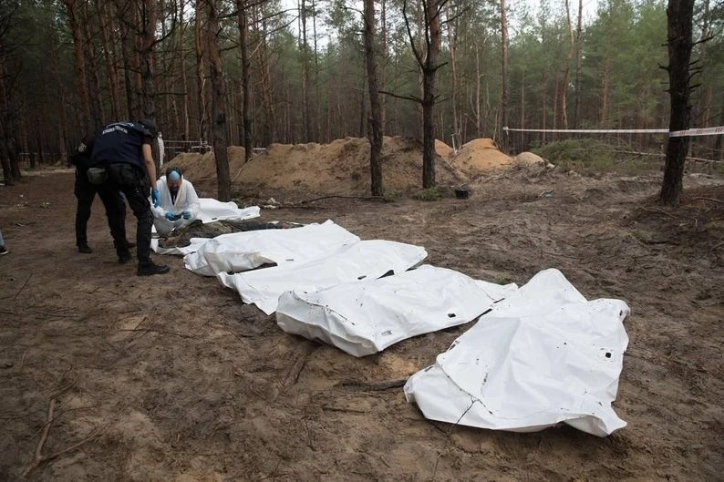 В Ізюмі завершено перепоховання масового поховання: частина імен залишаються невстановленими