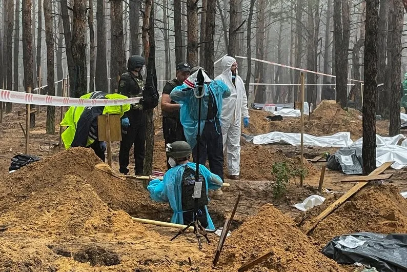 В Ізюмі завершено перепоховання масового поховання: частина імен залишаються невстановленими