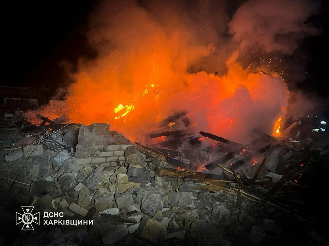 На Харківщині вогонь нищив оселі після ворожих атак