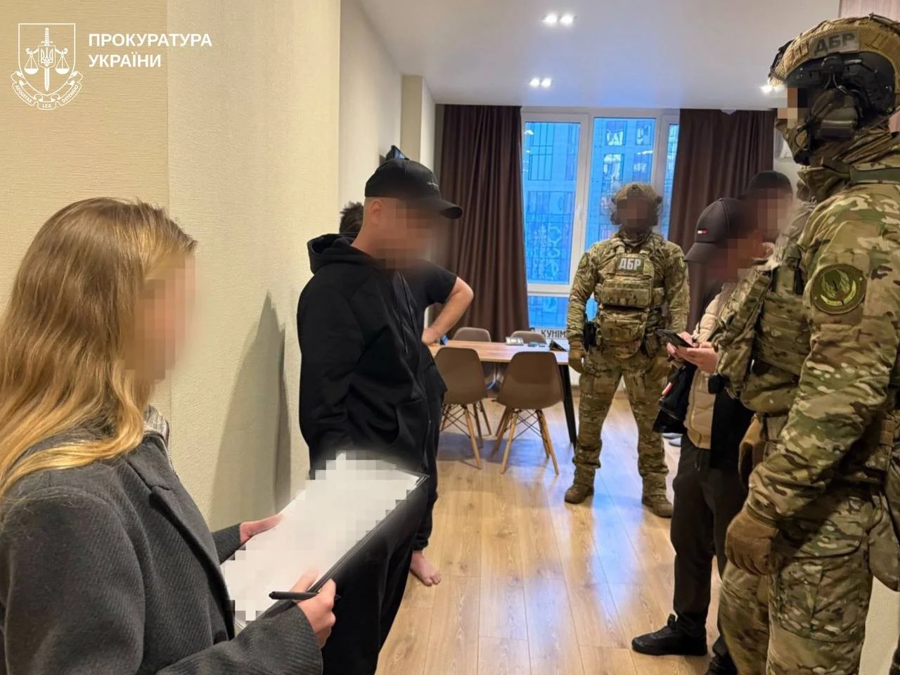 Фальшиві жетони і справжні мільйони – як у Харкові викривали банду вимагателів