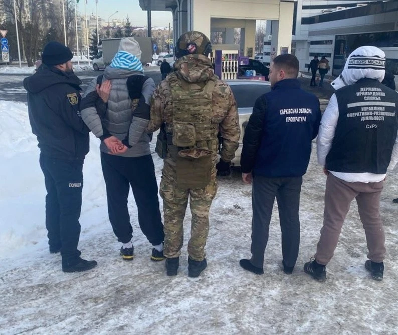 Фіктивні зв’язки у ДПС та криптозавдаток: у Харкові викрили схему переправлення ухилянтів