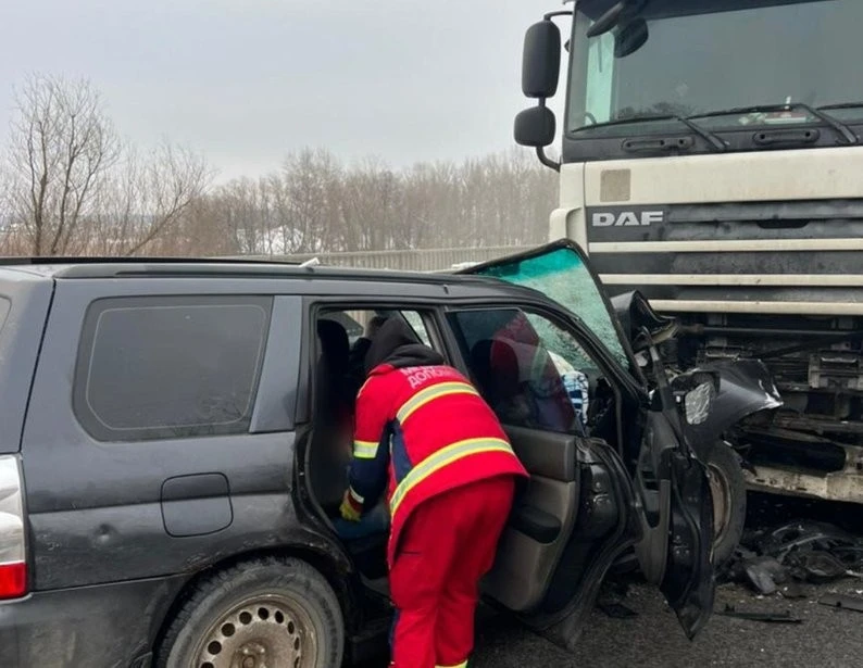 Трагедія на трасі Київ-Харків: у зіткненні Subaru та вантажівки загинула жінка