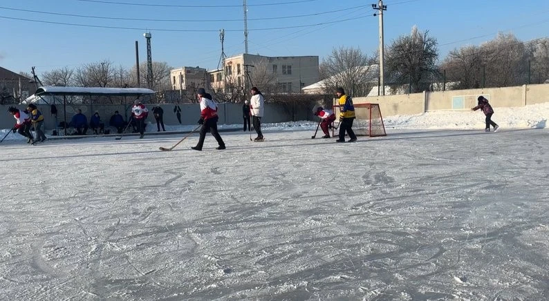 Крига незламності: як у Сахновщині грають у хокей без шайби та професійної екіпіровки