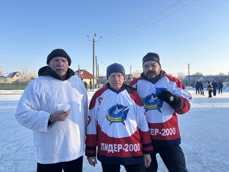 Крига незламності: як у Сахновщині грають у хокей без шайби та професійної екіпіровки