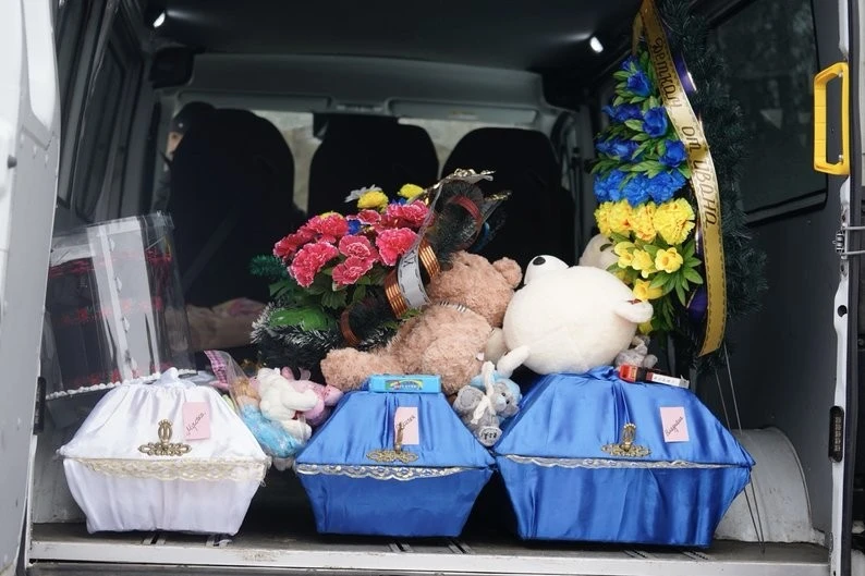 Трагедія на новосіллі: у Сковородинівці попрощалися з ветераном та трьома його малятами