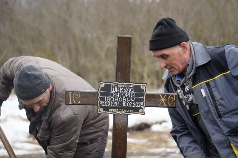 Трагедія на новосіллі: у Сковородинівці попрощалися з ветераном та трьома його малятами