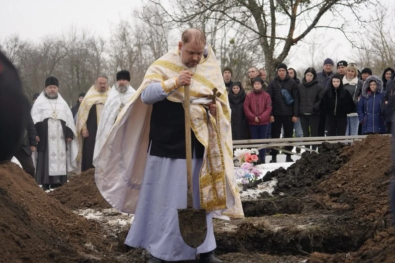 Трагедія на новосіллі: у Сковородинівці попрощалися з ветераном та трьома його малятами