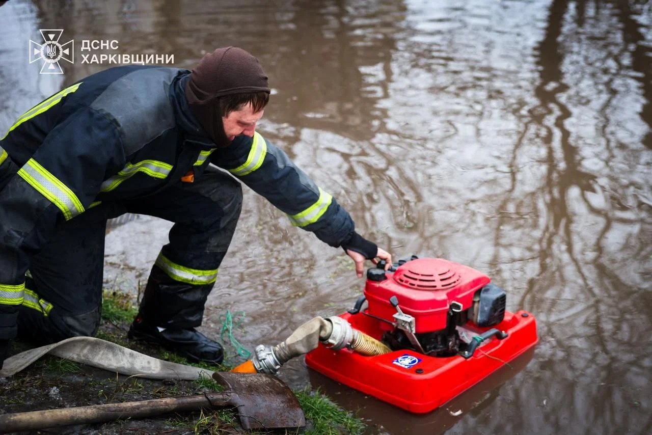Велика вода на Харківщині: рятувальники борються з наслідками раптової відлиги