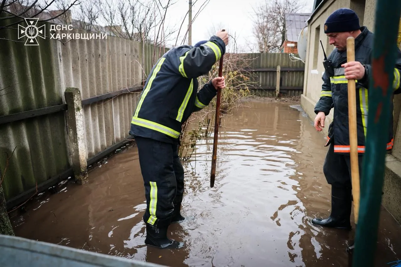 Велика вода на Харківщині: рятувальники борються з наслідками раптової відлиги
