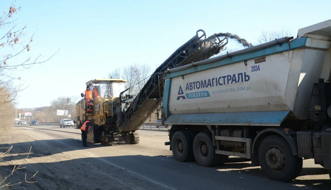 На Харківщині стартувало масштабне відновлення дорожньої мережі за допомогою гарячого асфальту