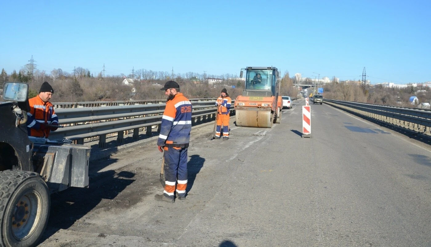 На Харківщині стартувало масштабне відновлення дорожньої мережі за допомогою гарячого асфальту