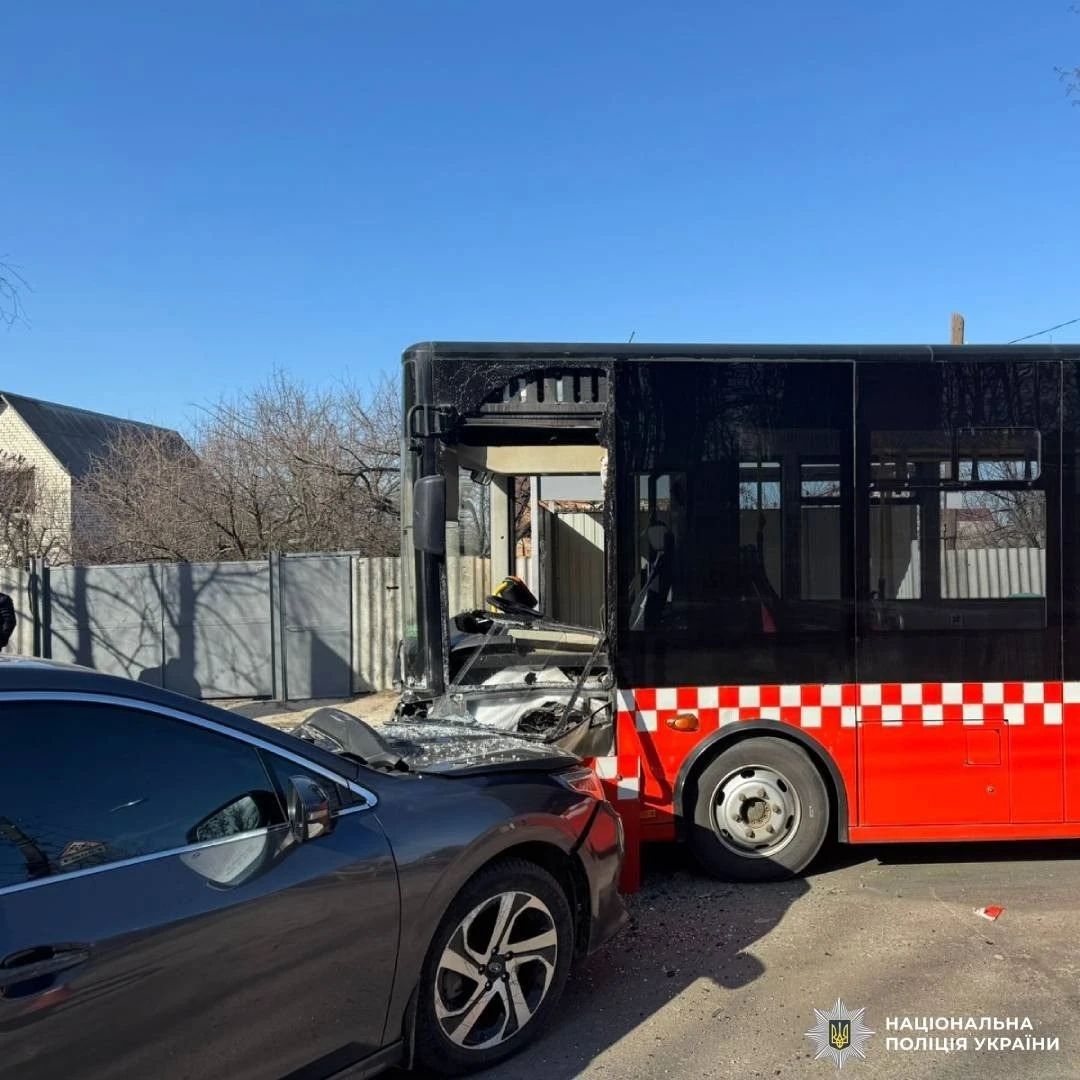 Виїзд на зустрічну смугу в Харкові: Subaru протаранив автобус на зупинці